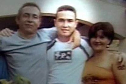 Jean Charles de Menezes (segundo por la derecha), en una fotografía sin fecha mostrada ayer por la cadena de televisión brasileña Globo.