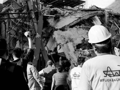 Un grupo de voluntarios intenta rescatar a personas atrapadas bajo los escombros en el edificio de Medellín y San Luis.