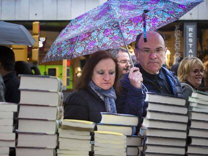 Una parella mira llibres el Sant Jordi del 2019 a Barcelona.