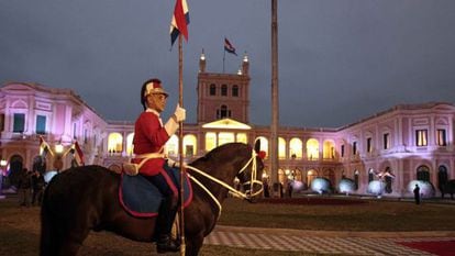 Un jinete de la guardia presidencial custodia el Palacio de Gobierno en Asunción.