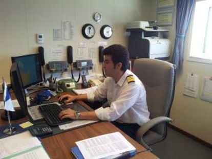 Dimas Alonso en su despacho &quot;sobre el mar&quot;.