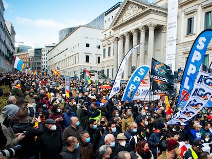 Manifestantes contra la reforma de la Ley de Seguridad Ciudadana, a su paso por el Congreso, este sábado.