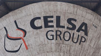 Logo de Grupo Celsa en su fábrica de acero de Castellbisbal, en Barcelona.