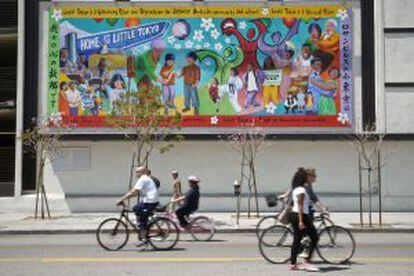 Ciclistas y paseantes en una edición pasada de la CicLAvia, jornada sin coches en el barrio de Little Tokio, en Los Ángeles.