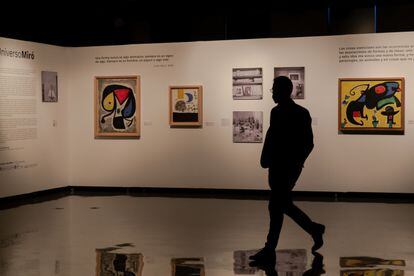 Pinturas y fotografías que forman parte de 'Universo Miró', la muestra del artista catalán Joan Miró que se expone en Ciudad de México.