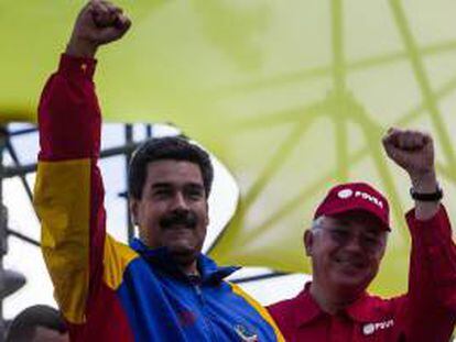 El mandatario venezolano, Nicolás Maduro (i), con el vicepresidente económico, Rafael Ramírez (d).