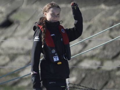 Greta Thunberg saluda desde el catamarán a su llegada a Lisboa.