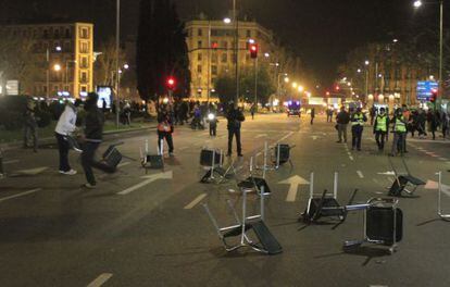 Sillas lanzadas por los manifestantes en Atocha tras las manifestaciones.