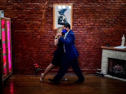 Una pareja ensaya en su casa de Buenos Aires para el Mundial de tango 2020.