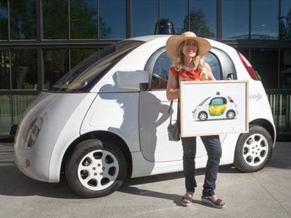 La artista Inmaculada del Castillo posa junto al coche sin condutor de Google y su diseño.