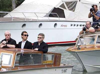 Los actores Michael Caine y Jude Law llegan en barco a la presentación de <i>Sleuth</i>, junto al director Kenneth Branagh.