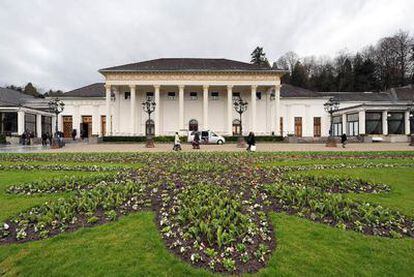 Fachada  principal del casino, que alude al Olimpo con su estilo griego.