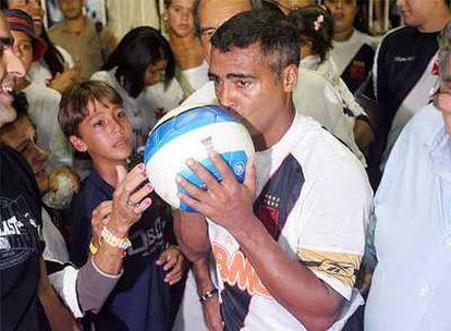 Junto a su hijo y su familia, Romario besa el balón del gol número mil.