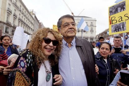 El escritor nicaragüense Sergio Ramírez, junto a la escritora Gioconda Belli, en la concentración en la Puerta del Sol.