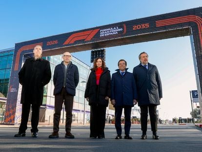 Isabel Díaz Ayuso, entre Stefano Domenicali y José Luis Martínez-Almeida, antes de la presentación del Gran Premio de España de Fórmula Uno de Madrid en Ifema, este martes.