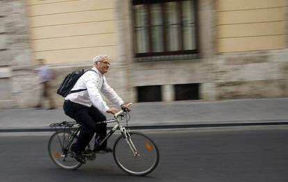 El nuevo alcalde de Valencia, Joan Ribó (Compromís), sale con su bicicleta del Ayuntamiento en su primer día laborable en el cargo, en el que ha firmado las ayudas para los comedores escolares y ha anunciado, que habilitará un día a la semana para abrir "líneas de conexión" con la ciudadanía.