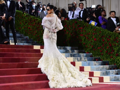 Spanish singer Rosalia arrives for the 2022 Met Gala at the Metropolitan Museum of Art on May 2, 2022, in New York. - The Gala raises money for the Metropolitan Museum of Art's Costume Institute. The Gala's 2022 theme is "In America: An Anthology of Fashion". (Photo by ANGELA WEISS / AFP)