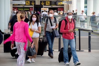 Un grupo de viajeros a su llegada al aeropuerto de Palma, el 22 de mayo.