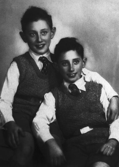 Henry Alfred Kissinger bersama saudaranya Walter, ketika mereka masing-masing berusia 11 dan 10 tahun, di Jerman.  Nama lahir Henry Heinz Alfred Kissinger adalah  Keluarganya berimigrasi dari Jerman ke London dan dari sana ke New York pada tahun 1938.