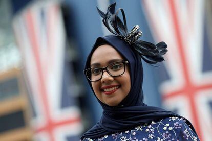 Una chica musulmana posa con un tocado en el velo en las primeras jornadas de la Royal Ascot 2018.