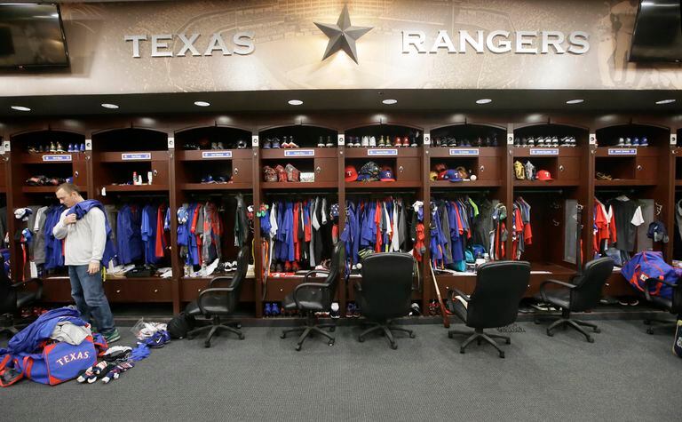 Un jugador de los Texas Rangers, en el vestuario del equipo de la MLB.