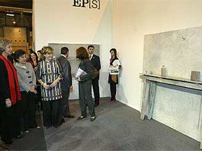 La Reina, Carmen Laffón y la ministra de Cultura, en el stand de EL PAÍS ante la escultura <i>Mesa improvisada.</i>