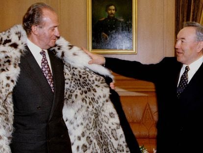 El presidente de Kazajistán, Nursultán Nazarbáyev, regala el abrigo de piel al rey Juan Carlos durante su vista al país asiático en 1998.