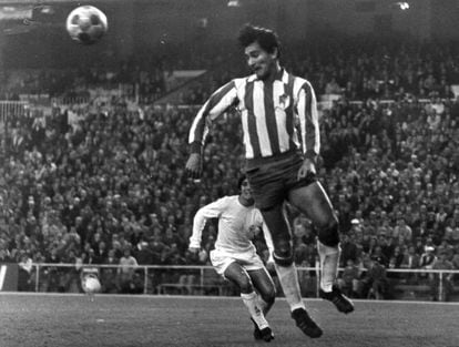 Aguirre Su&aacute;rez, ante Santillana, como jugador del Granada.