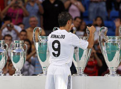 Cristiano Ronaldo, con las nueve Copas de Europa del Madrid.