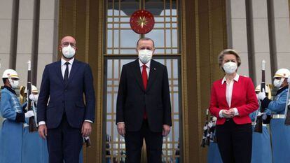 El presidente del Consejo Europeo, Charles Michel; el presidente turco, Recep Tayyip Erdogan; y la presidenta de la Comisión Europea, Ursula von der Leyen, posan a las puertas del palacio presidencial en Ankara. / EFE 