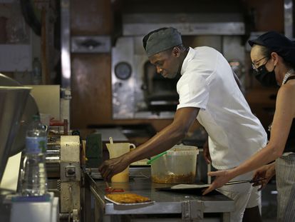 Ousman, de Gambia, llegó a Valencia en el 'Aquarius' hace cuatro años, acaba de ganar un premio por su trabajo en una panadería de Alicante.