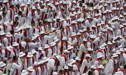 Sacerdotes en la ceremonia de beatificación de Romero, este sábado.