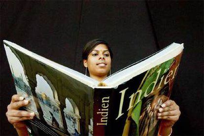 Una mujer mira un libro sobre la India ayer en la Feria de Francfort.