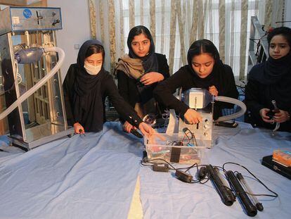 Integrantes del equipo de robótica afgano trabajan en un ventilador de código abierto en la provincia de Herat, Afganistán, en abril de 2020.