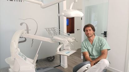 El torero Antonio Fernández Pineda, en su consulta de odontología.