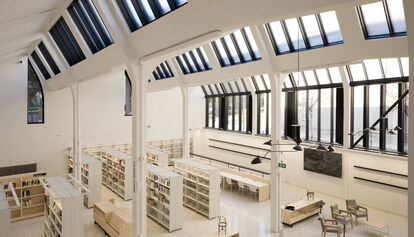 Aspecte de la nova biblioteca Montserrat Abelló de Les Corts, amb el nou finestral perquè hi entri més llum del nord.