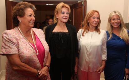La alcaldesa de Valencia, Rita Barber&aacute;; Carmen Cervera; la pintora Mercedes Lasarte, y Mercedes Duerinckx.