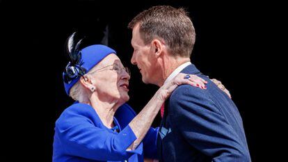 La reina Margarita de Dinamarca besa a su hijo Joaquín durante la confirmación de la princesa Isabella, el 30 de abril de 2022 en Fredensborg.