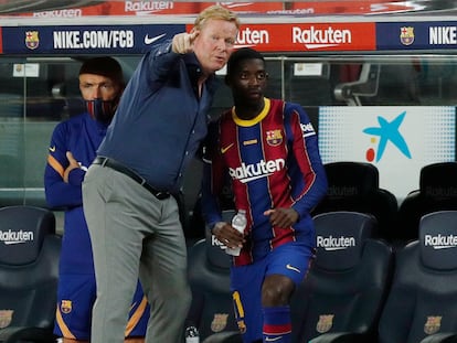 Koeman conversa con Dembélé en el partido ante el Betis.