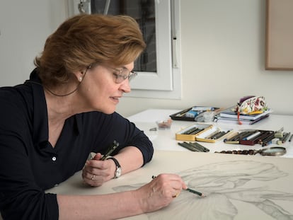 Marta Chirino en plena sesión de dibujo.