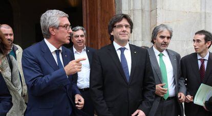 Josep F&egrave;lix Ballesteros i Carles Puigdemont a la sortida de l&#039;ajuntament tarragon&iacute;.