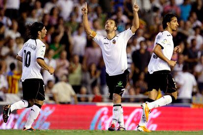 Soldado celebra su segundo gol, el tercero del Valencia.