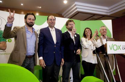 De izquierda a derecha, Santiago Abascal, secretario general de VOX, el fundador Alejo Vidal-Quadras, Iván Espinosa de los Monteros, Ana Velasco Vidal-Abarca y José Antonio Ortega Lara, durante el acto de inicio de la campaña de las elecciones europeas de 2014.