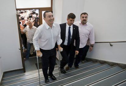 Victor Ponta en la sede de la fiscal&iacute;a anticorrupci&oacute;n este lunes en Bucarest. 
