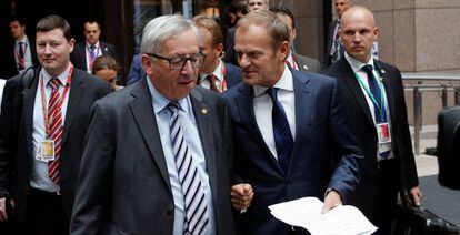 A la izquierda el presidente de la Comisi&oacute;n Europea, Jean-Claude Juncker, escucha a su hom&oacute;logo en el Consejor Europeo, Donald Tusk