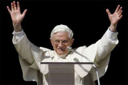 El papa Benedicto XVI saluda a los fieles congregados en la plaza de San Pedro el pasado sábado.