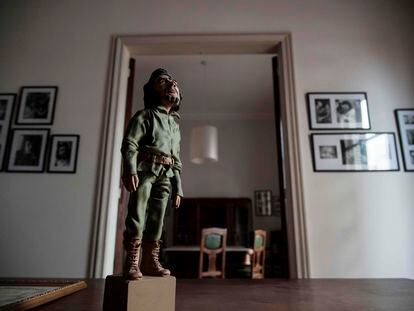 Escultura pequeña de Ernesto 'Che' Guevara en el departamento donde nació en Rosario, Argentina.