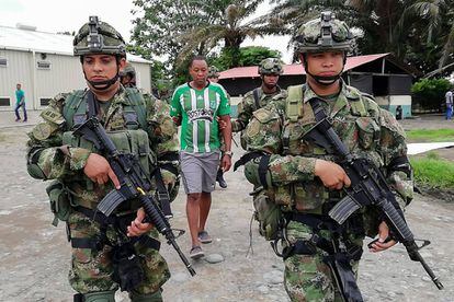 Soldados colombianos escoltan el martes en Tumaco al lugarteniente de Whalter Patricio Arizala, 'Guacho', un antiguo guerrillero de las FARC que ahora lidera un grupo de disidentes en la frontera entre Colombia y Ecuador y es buscado en ambos países.