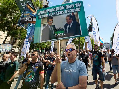 Un hombre sujeta una pancarta de Jucil contra Núñez Feijóo en la manifestación policial celebrada el pasado mayo en Madrid.