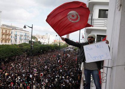 Lucas Mebrouk <a href="http://www.elpais.com/articulo/internacional/Muere/fotografo/frances/herido/policia/Tunez/elpepuint/20110117elpepuint_14/Tes" target="_blank">Dolega ha fallecido</a> hoy por las heridas causadas el pasado 14 de enero por el impacto de una granada lacrimógena. Estas son sus últimas fotos, trasmitidas por un compañero el día después. En la imagen, un hombre agita una bandera tunecina durante las protestas contra el presidente Ben Ali, el viernes 14 de enero de 2011.